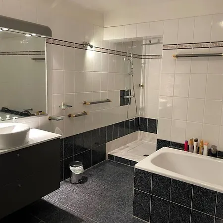 Superbe Logement Familiale, 4 Chambres Et 4 Sdb *